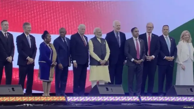 पंतप्रधान मोदी कार्यक्रमात दाखल