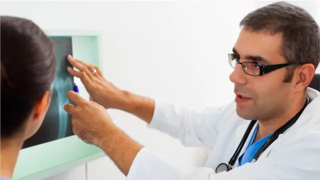 Doctor con radiografía