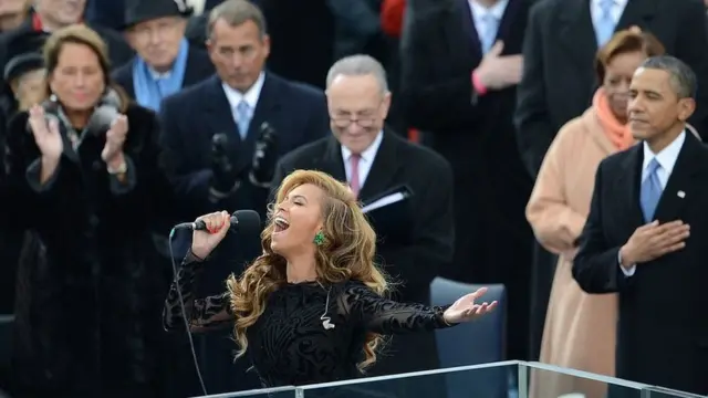 অভিষেক অনুষ্ঠানে একজন শিল্পী গান গাইছেন।