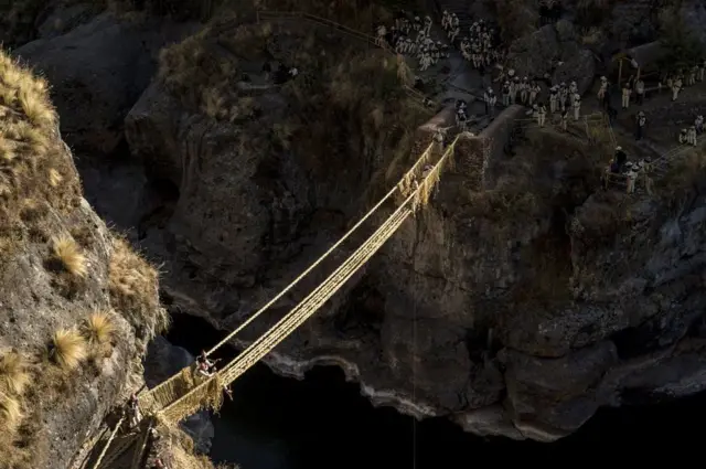 இயற்கையின் மகோன்னதம்: புற்களால் செய்யப்பட்ட 600 ஆண்டுகால பழமையான நடைப்பாலம்