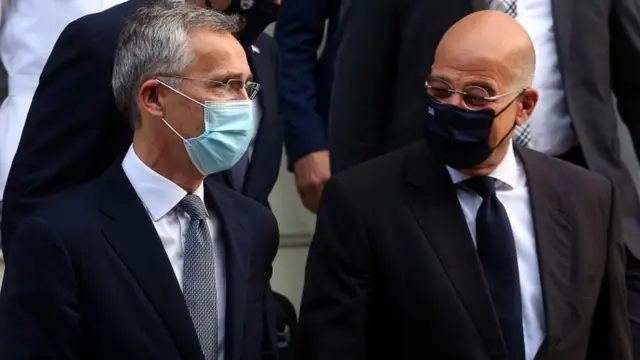 NATO Genel Sekreteri Jens Stoltenberg (solda) ve Yunan Dışişleri Bakanı Nikos Dendias