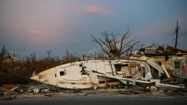 Bote volcado en Ábaco.