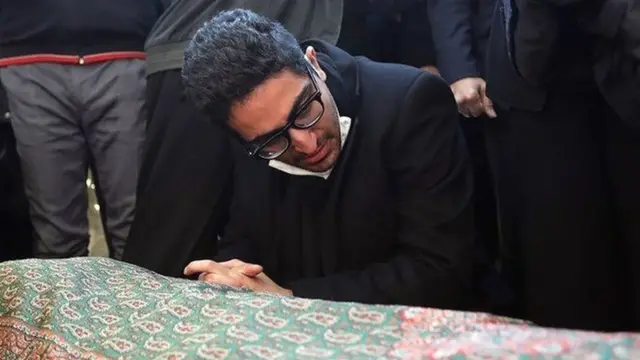 رایان، جوانترین فرزند شجریان بر مزار پدرش