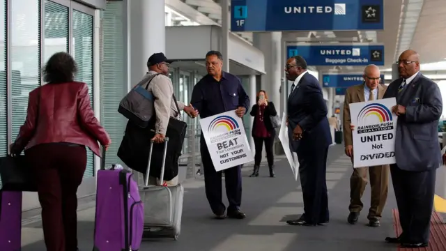 Protesta contra United en Chicago