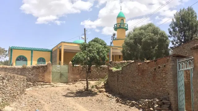 ከአክሱም 15 ኪሎሜትር ርቀት ርቆ ውቅሮማራይ ከተማ የሚገኘው መስጂድ