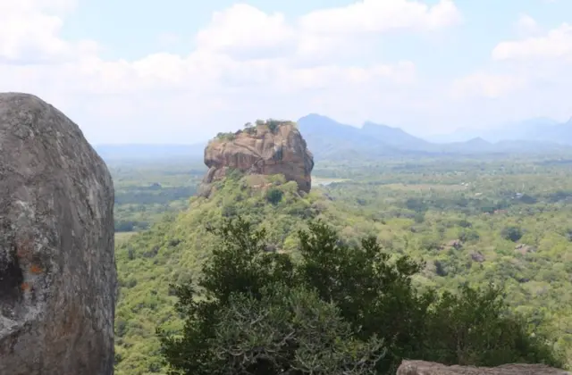 සීගිරි පර්වතය පිදුරංගල සිට පෙනෙන අයුරු