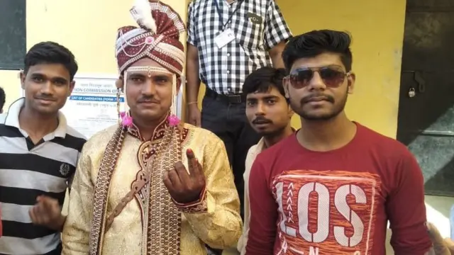 ఓటు వేసిన పెళ్లి కొడుకు