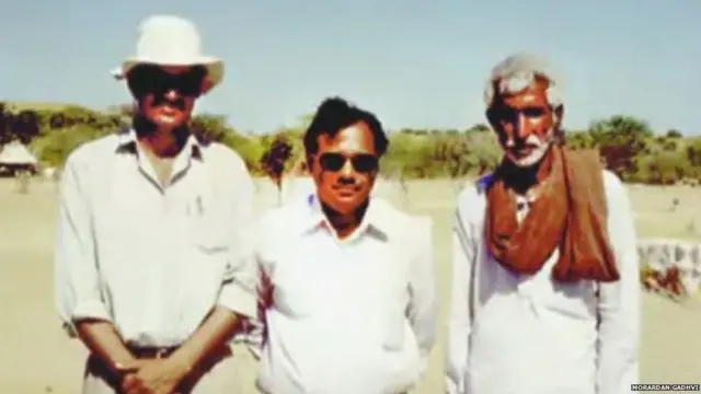 ધોળાવીરા ખાતે શંભુદાન ગઢવી અને પુરાતત્ત્વવિદ ડૉ. રવીન્દ્રસિંહ બિષ્ટ