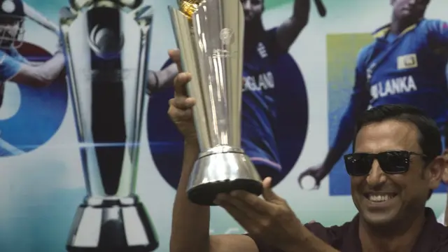 یونس خان چیمپیئنز ٹرافی کے ہمراہ