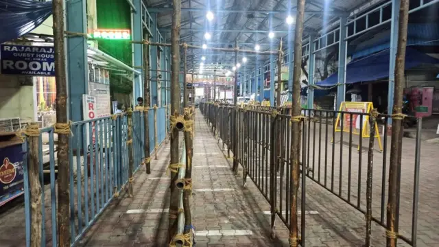 கோயிலுக்குள் பக்தர்கள் வரிசையில் செல்வதற்காக ஏற்பாடு செய்யப்பட்டுள்ள தடுப்புகள்.