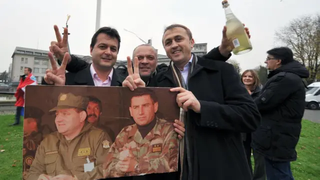 Люди с портретом Готовины и Маркача