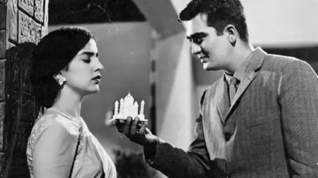 नानावटी खटल्यावर आधारित सिनेमातलं दृश्य