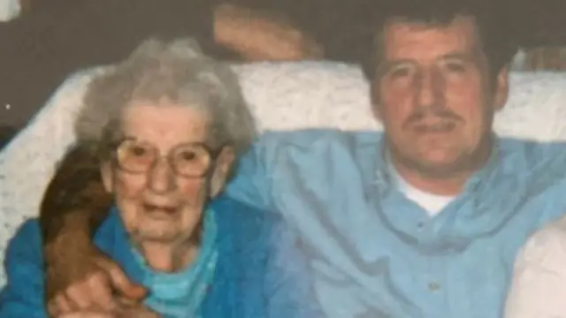 Albert na inakuru wiwe Belle Carlow yari afise imyaka irenga 90 igihe babonana