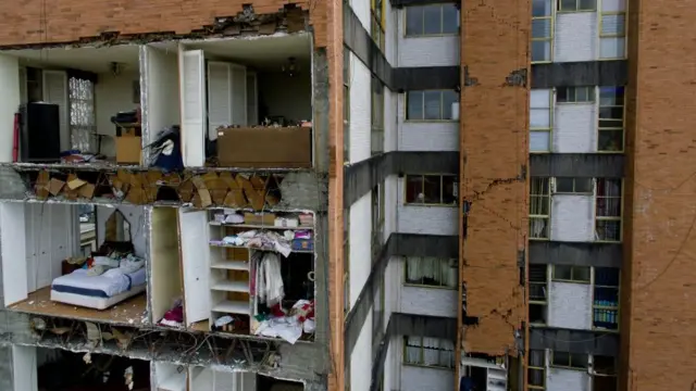 Uno de los edificios residenciales dañados por el sismo.