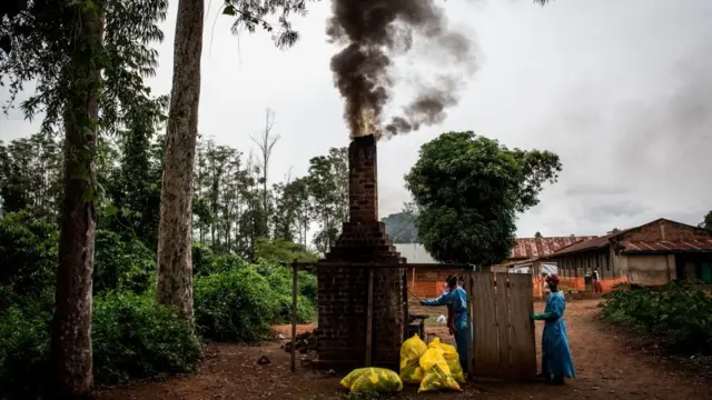 Incinération des déchets médicaux utilisés pour le soin des patients Ebola à Mangina, près de Beni.