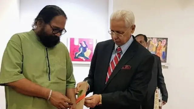 প্রদর্শনীর উদ্বোধনে অদ্বৈত গাডানায়ক ও রাষ্ট্রদূত সৈয়দ মোয়াজ্জেম আলী (ডাইনে)