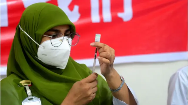 সিনোফার্মের টিকা দেয়ার প্রস্তুতি নিচ্ছেন এক স্বাস্থ্যকর্মী।