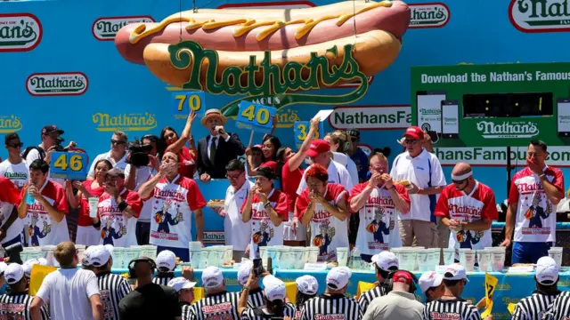 Свой первый конкурс на поедание хот-догов Nathan's провели на Кони-Айленде 4 июля 1916 года. Сейчас соревнования проходят ежегодно (на снимке - участники конкурса этого года)