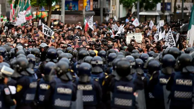 La policía antimotines fue desplegada ante a manifestación.