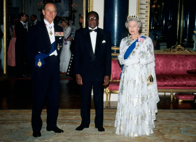 Ezenwaanyị Elizabeth II na Ọkparaeze Philip nakwa onye bụbu onyeisiala Zimbabwe Robert Mugabe