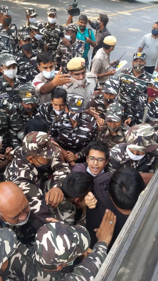 आइसा कार्यकर्ताओं का विरोध प्रदर्शन