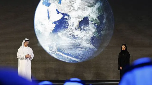 সারাহ আল আমিরি মঙ্গল অভিযান সম্পর্কে ব্রিফিং দিচ্ছেন ২০১৫ সালে দুবাইয়ের প্রকল্পের উদ্বোধনী অনুষ্ঠানে