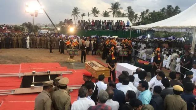 கருணாநிதி உடலுக்கு மெரினாவில் தலைவர்கள் இறுதி மரியாதை