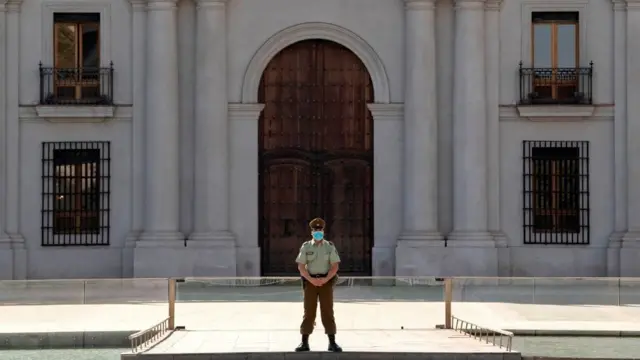 Guardia custodiando el Palacio de la Moneda.