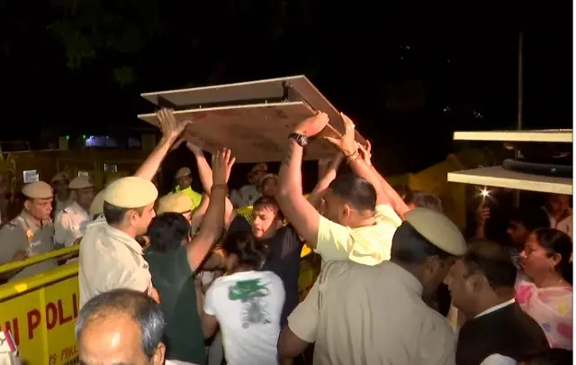 पुलिस के मुताबिक विवाद बिना इजाज़त फोल्डिंग बेड ले जाने की वजह से हुआ