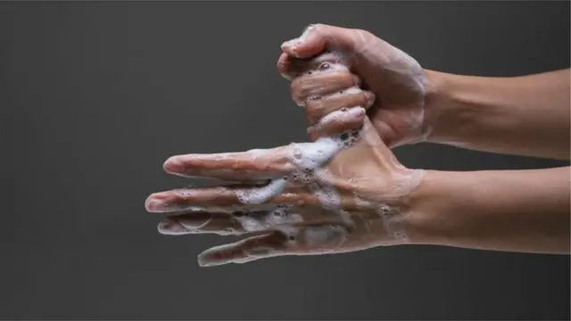 Hamblin naho ahanura abantu gukaraba intoke n'isabuni kuko ari ngirakamaro, avuga yuko atari ngombwa gukaravya ibindi bice vy'umubiri kenshi