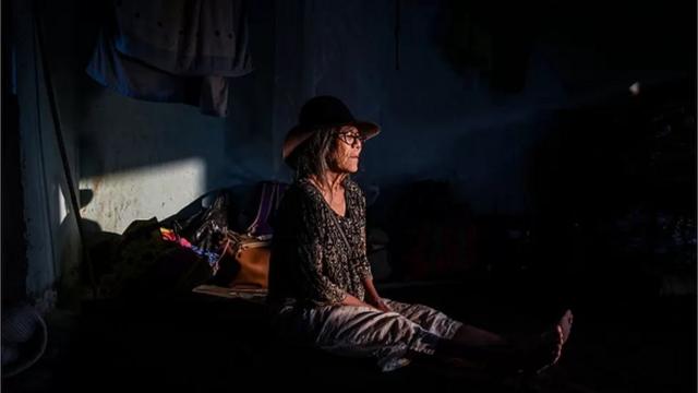 امرأة في أحد مخيمات الإغاثة التي أنشئت بعد نزوح آلاف الأشخاص من منازلهم
