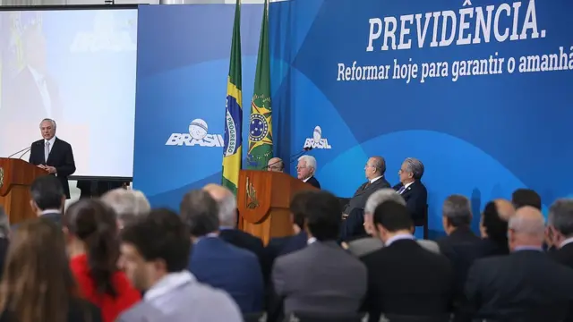 Presidente Michel Temer discursa para empresários - ao fundo, painei com os dizeres 'Previdência, reformar hoje para garantir o amanhã'