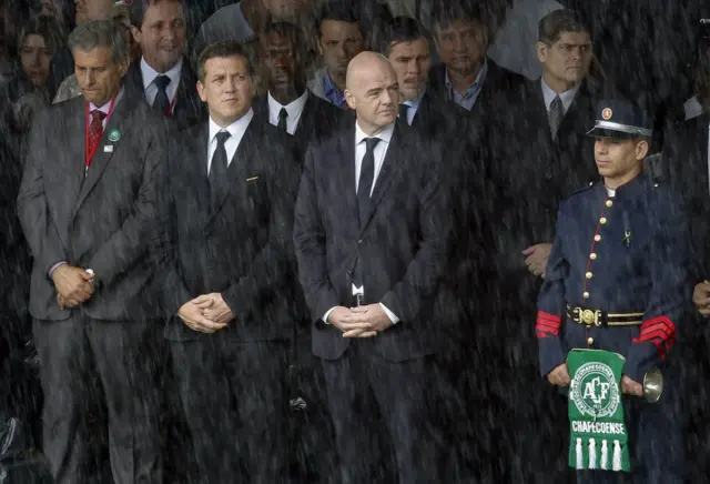 El presidente de la FIFA, Gianni Infantino (segundo por la derecha); el presidente de la Conmebol, Alejandro Dominguez (segundo por la izquierda) y el exjugador holandés de fútbol Clareence Seedorf en el funeral de los futbolistas del Chapecoense en Chapeco, Brasil, el 3 de diciembre.