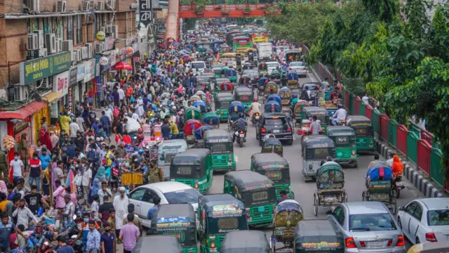 শুধু ঈধে যাতায়াতই নয়, কিছুদিন আগে ঈদের কেনাকাটা করার সময়ও স্বাস্থ্যবিধির তোয়াক্কা করতে দেখা যায়নি মানুষকে (ঢাকার একটি মার্কেটের সামনের চিত্র)