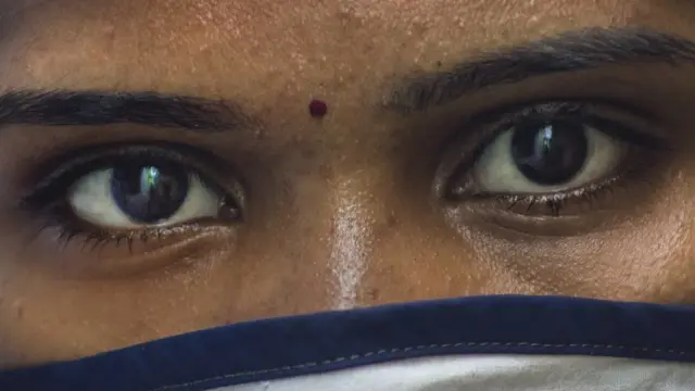 महिला की आंखें