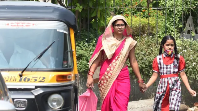 एक महिला बच्चे के साथ