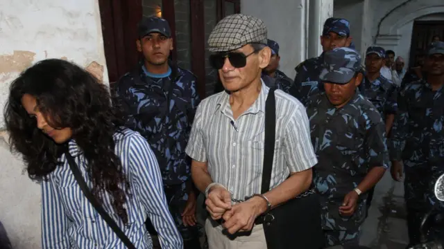 ચાર્લ્સ શિકારના પૈસા અને પાસપૉર્ટ લૂંટી લેતો.