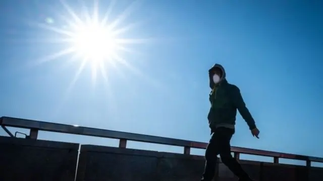 मास्क पहने एक शख़्स