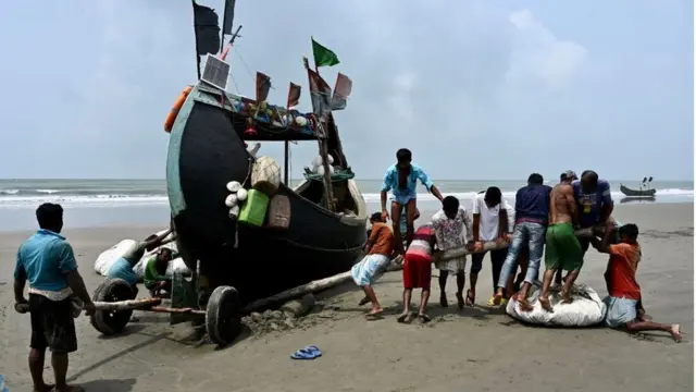 মাছ ধরায় নিষেধাজ্ঞা থাকায় নৌকা ডাঙায় তোলা হচ্ছে।