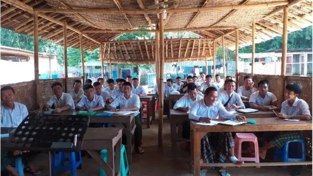 ကျမ်းစာသင်ကျောင်းမှာ အဓ္ဓမဝင်စီးနင်းတာ အဲဒါကိုလူမှုကွန်ယက်တွေမှာ အမျိုးမျိုးဝေဖန်နေကြတယ်၊ ဘာသာရေးအရပုတ်ခတ်တာတွေမဖြစ်ဖို့နဲ့၊ ပြည်သူတွေအထင်မြင်မလွှဲမှားဖို့ဖြေရှင်းပေးဖို့ တောင်းဆို ထားတယ်