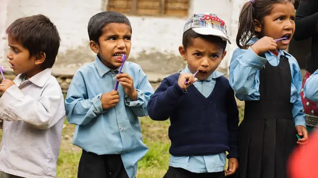 Crianças escovando os dentes