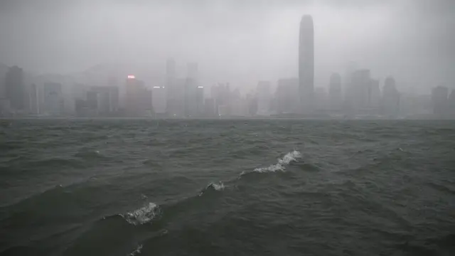 颱風帕卡下香港維多利亞港翻起「白頭浪」（27/8/2017）