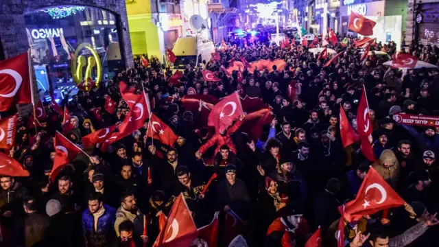 Anayasa değişikliği referandumu sürecinde Lahey'e tepki gösteren protestocular, İstanbul'daki Hollanda Konsolosluğu önünde toplanmıştı.