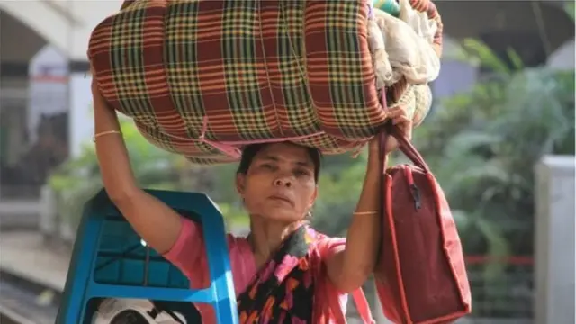 পরিবহন শ্রমিকদের কর্মবিরতিতে যাত্রী ভোগান্তি চরমে