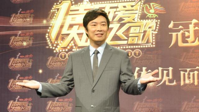 费玉清在广西南宁参加广西卫视《一声所爱·大地飞歌》节目录制