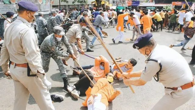 ভোপালে হিন্দুত্ববাদীদের ওপর বিজেপি সরকারের পুলিশের লাঠিপেটা