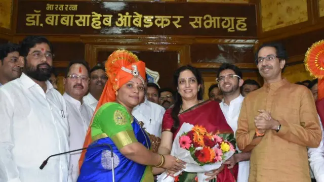 పార్టీ నాయకురాలికి శుభాకాంక్షలు తెలుపుతున్న ఉద్ధవ్ ఠాక్రే