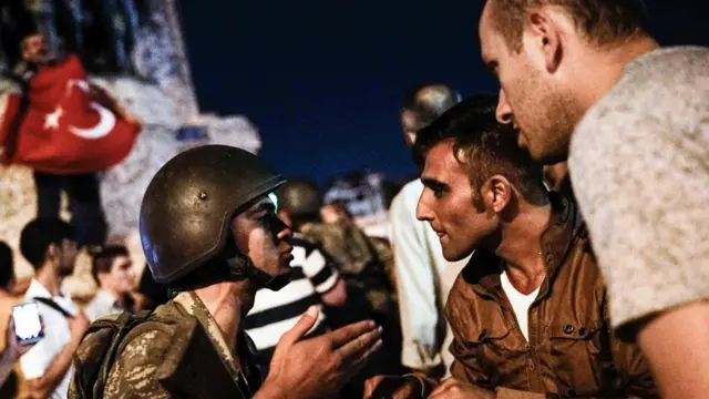 Taksim'de toplanan kalabalık askerlere tepki gösterdi