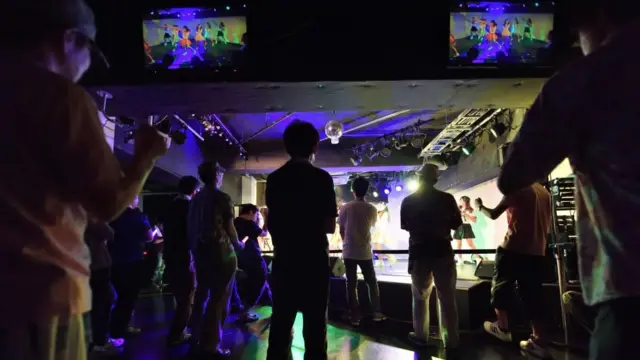 Japonya'da idol adı verilen bir grubun konserini izleyen yetişkinler