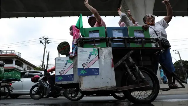 เครือข่ายสลัม 4 ภาค เป็นผู้จัดหารถซาเล้งมาใช้เป็นพาหนะเคลื่อนเจตจำนงของประชาชนจาก MRT เตาปูน ไปรัฐสภา ระยะทาง 2 กม.